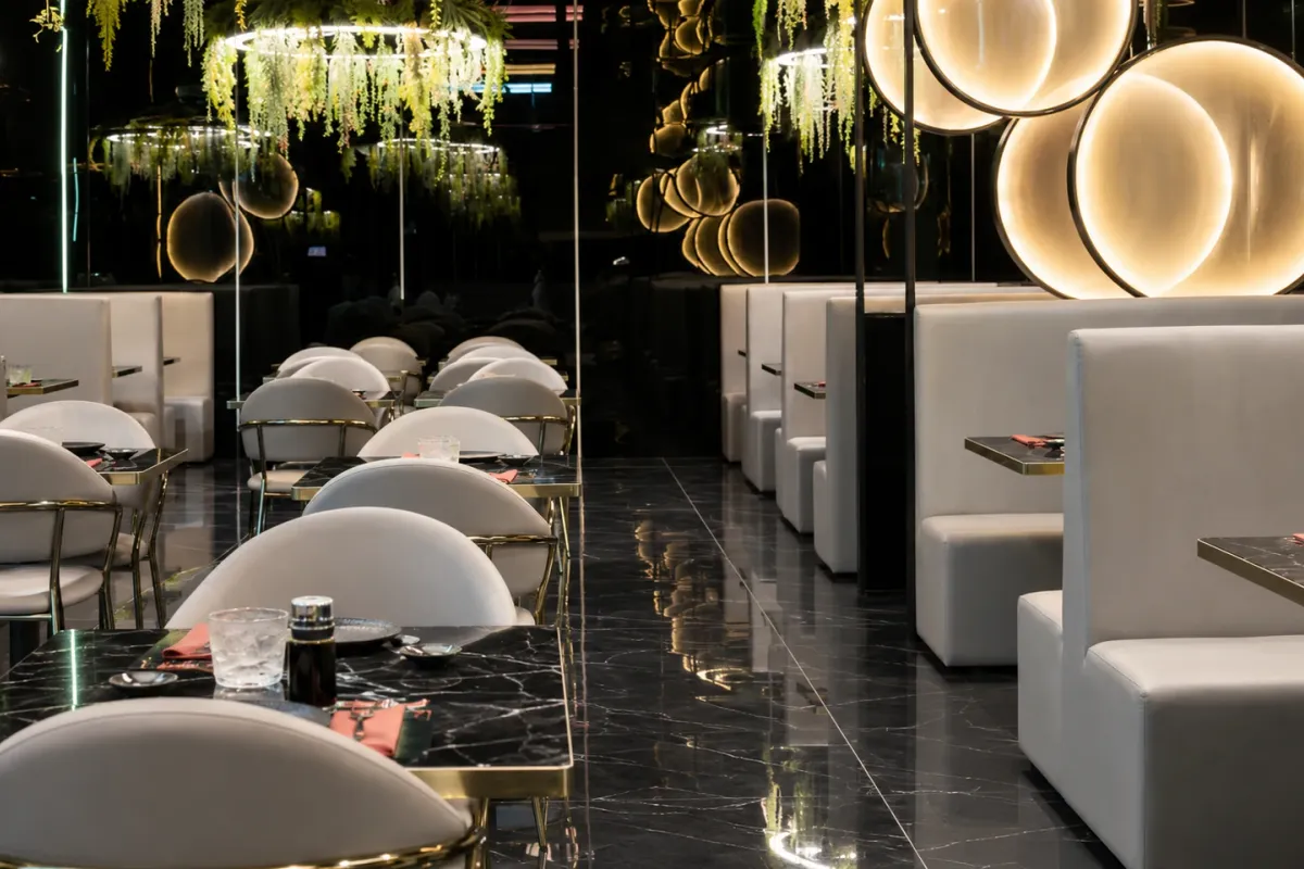 La salle du restaurant, tables dressées avec les tablettes de commande